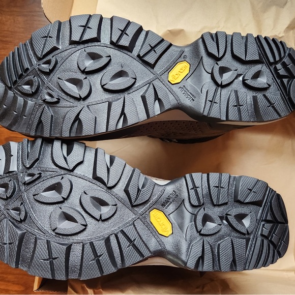 Vasque hiking boots - Picture 4 of 7